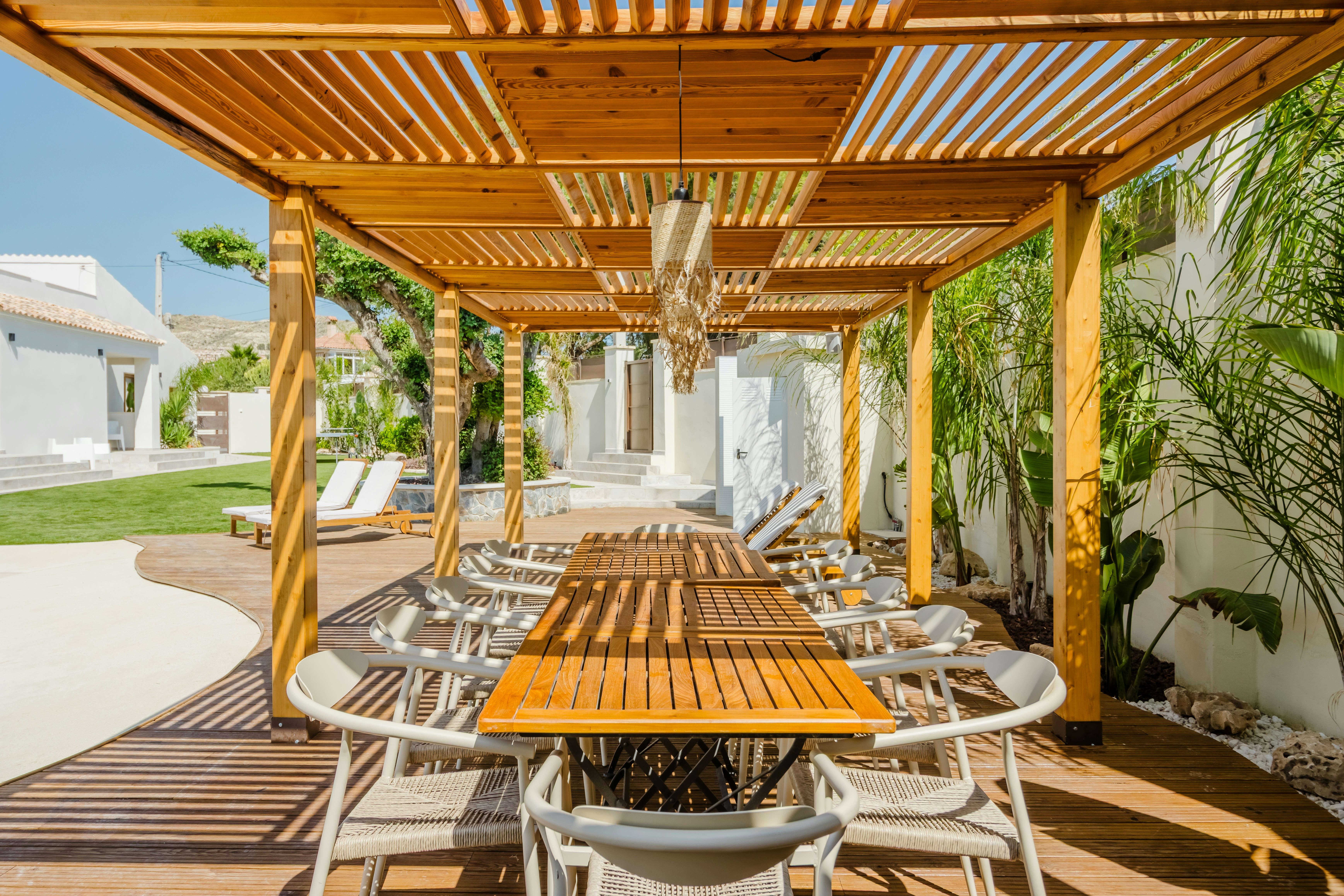Pergola Bioclimatique : L'Élément Indispensable des Villas Modernes sur la Côte d'Azur