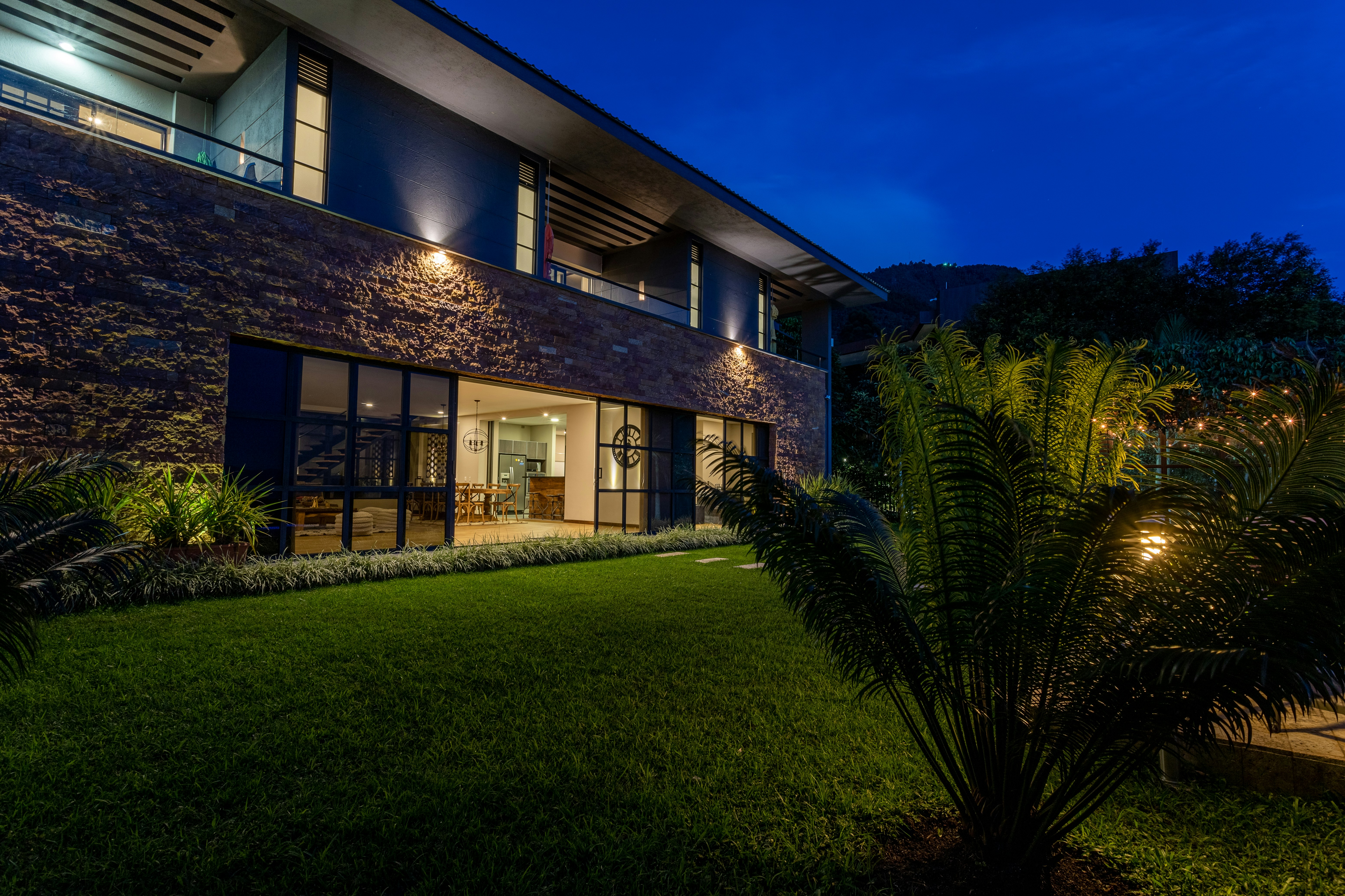L'Éclairage Extérieur Architectural : Sublimer Votre Villa Dès la Tombée de la Nuit