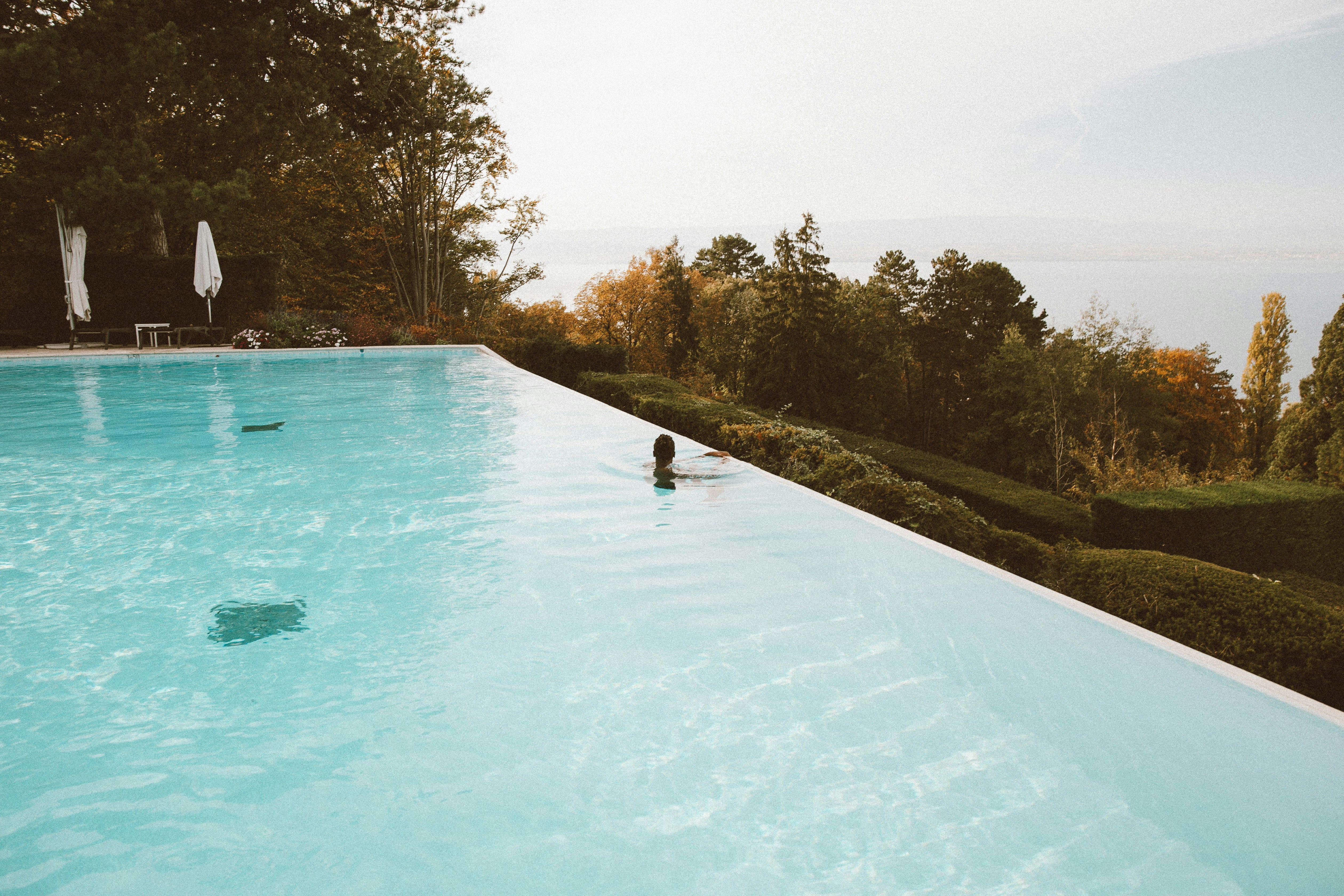 Piscine à Débordement ou Piscine Traditionnelle : Laquelle Choisir pour Votre Villa ?