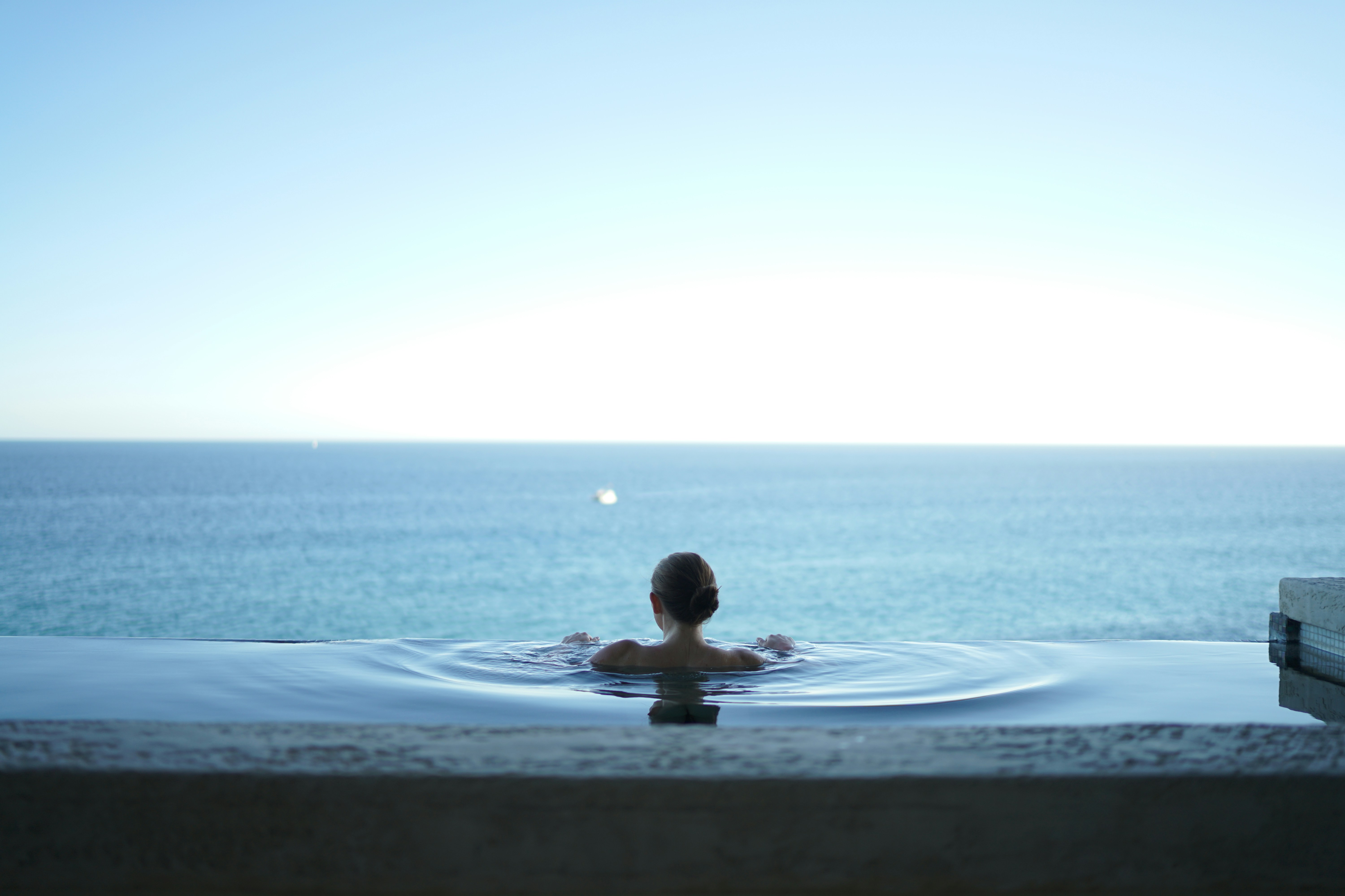 Les Piscines à Débordement : Un Investissement Judicieux sur la Côte d'Azur ?