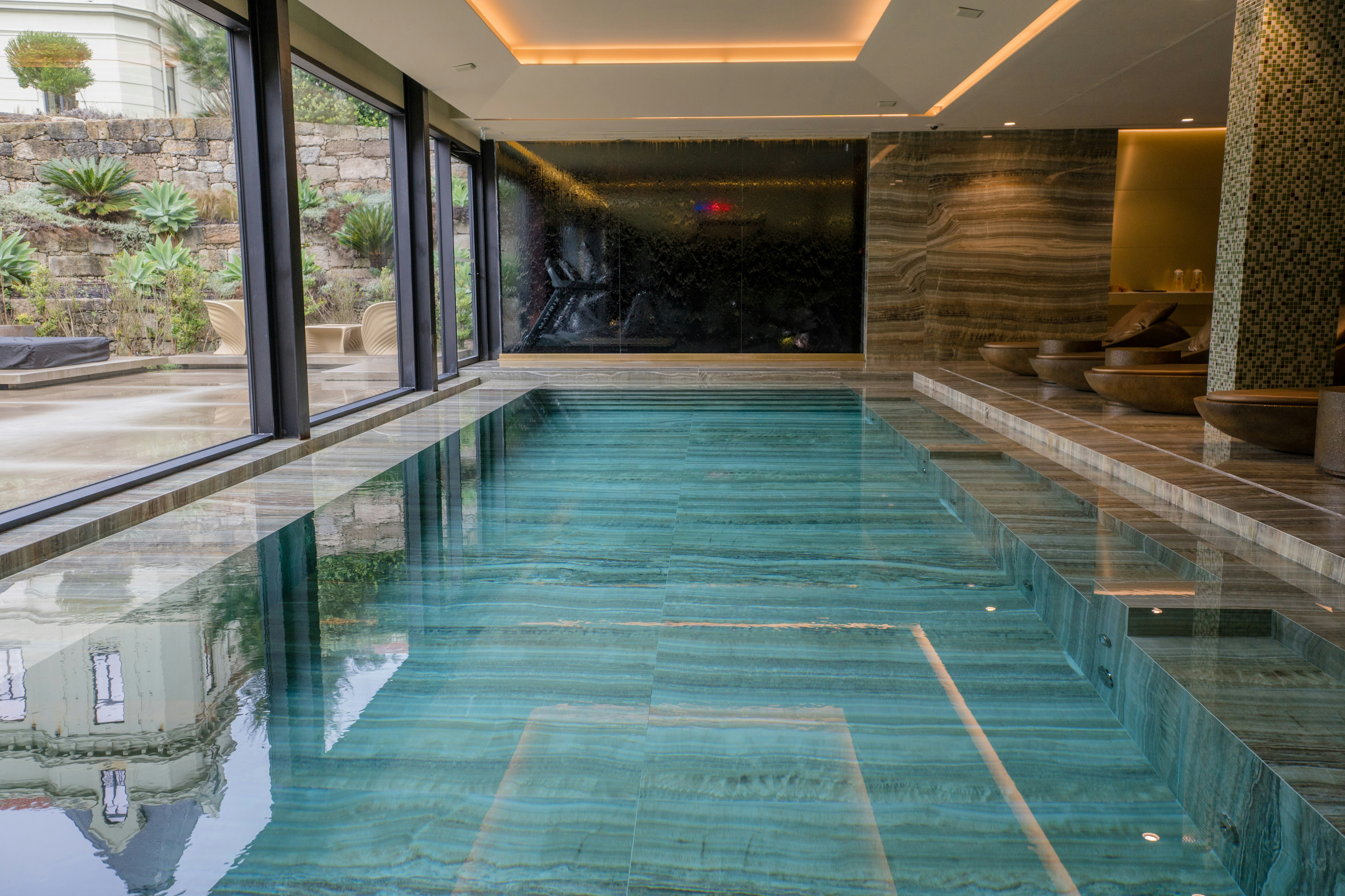 Quel Revêtement Choisir pour une Piscine Haut de Gamme ?