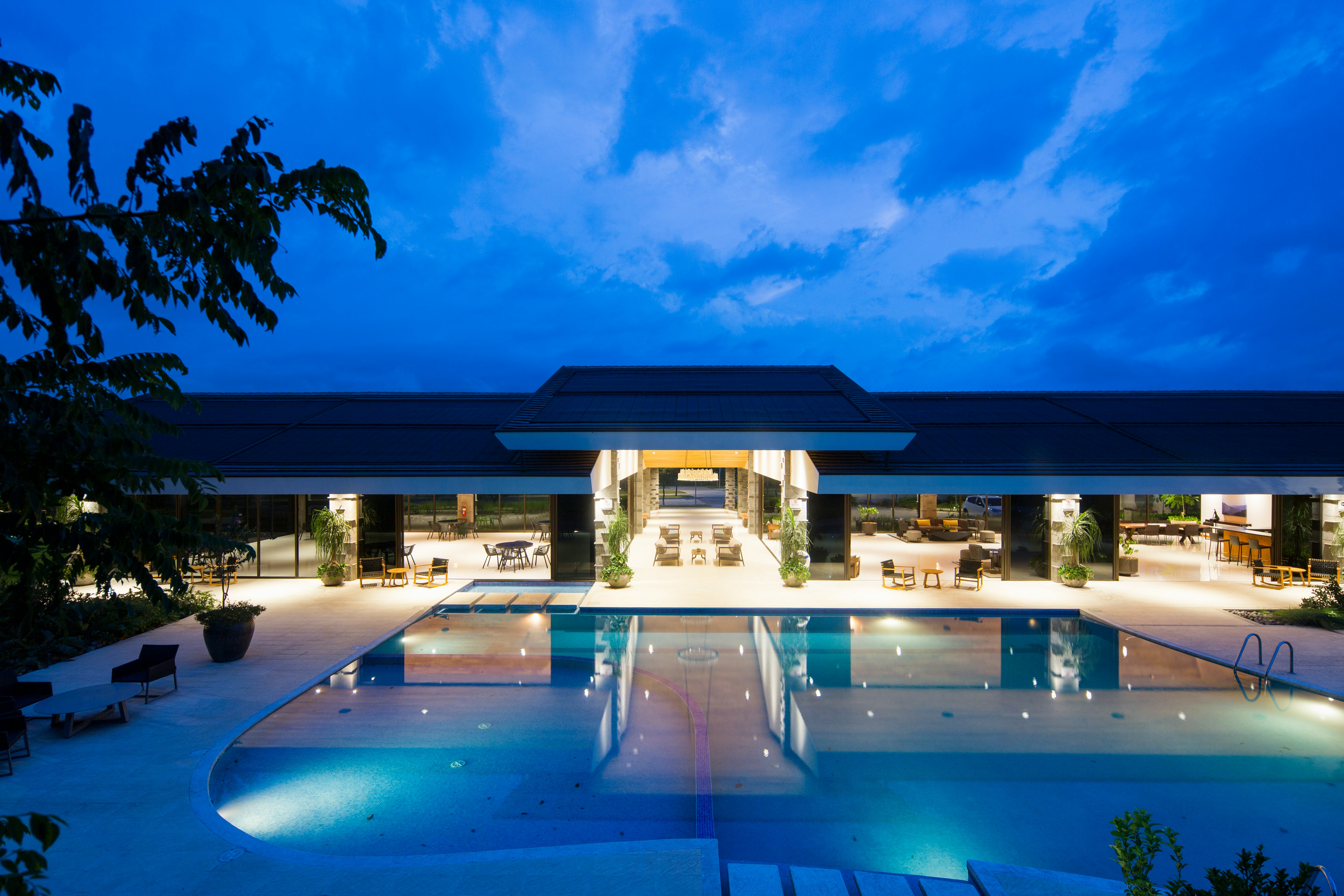 How Lighting Transforms a Luxury Swimming Pool on the French Riviera